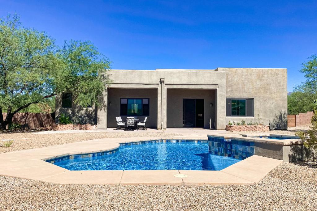 ein Pool vor einem Haus in der Unterkunft Rincon MoonGlow in Tucson