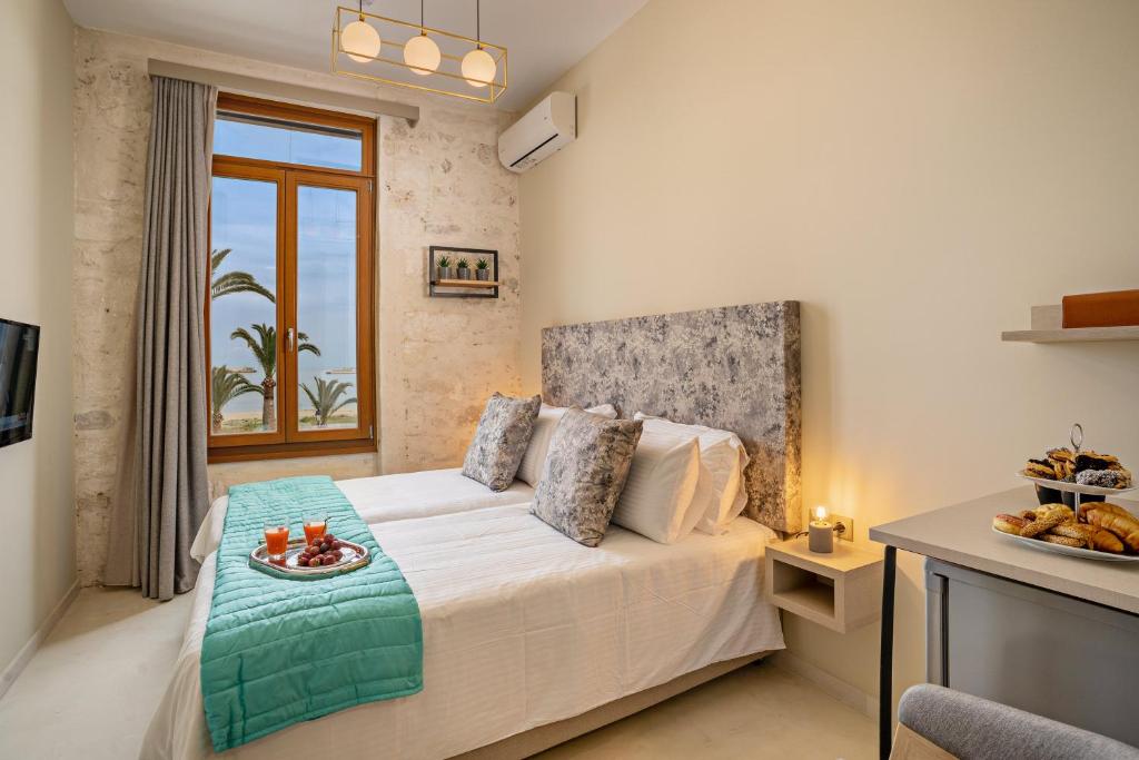 Postel nebo postele na pokoji v ubytování Mitos-Suites