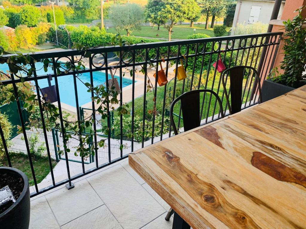 Balkón alebo terasa v ubytovaní Charming Attic Apartment With Balcony & Swimming Pool