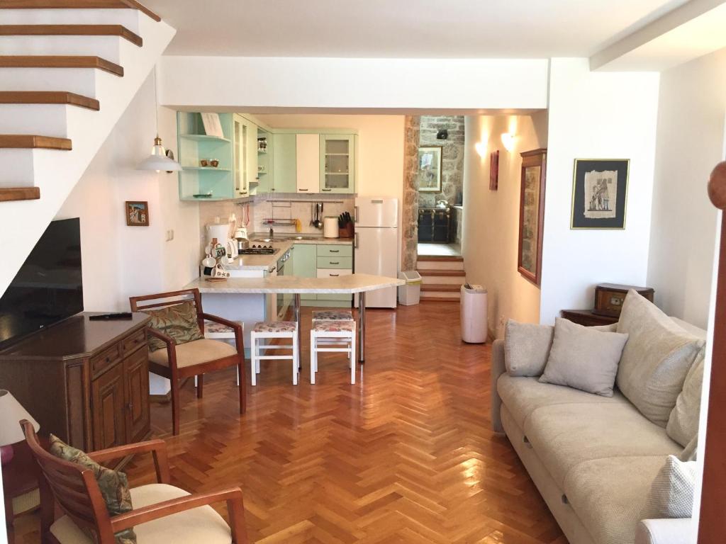 uma sala de estar com um sofá e uma cozinha em Apartments Villa Mila em Cavtat