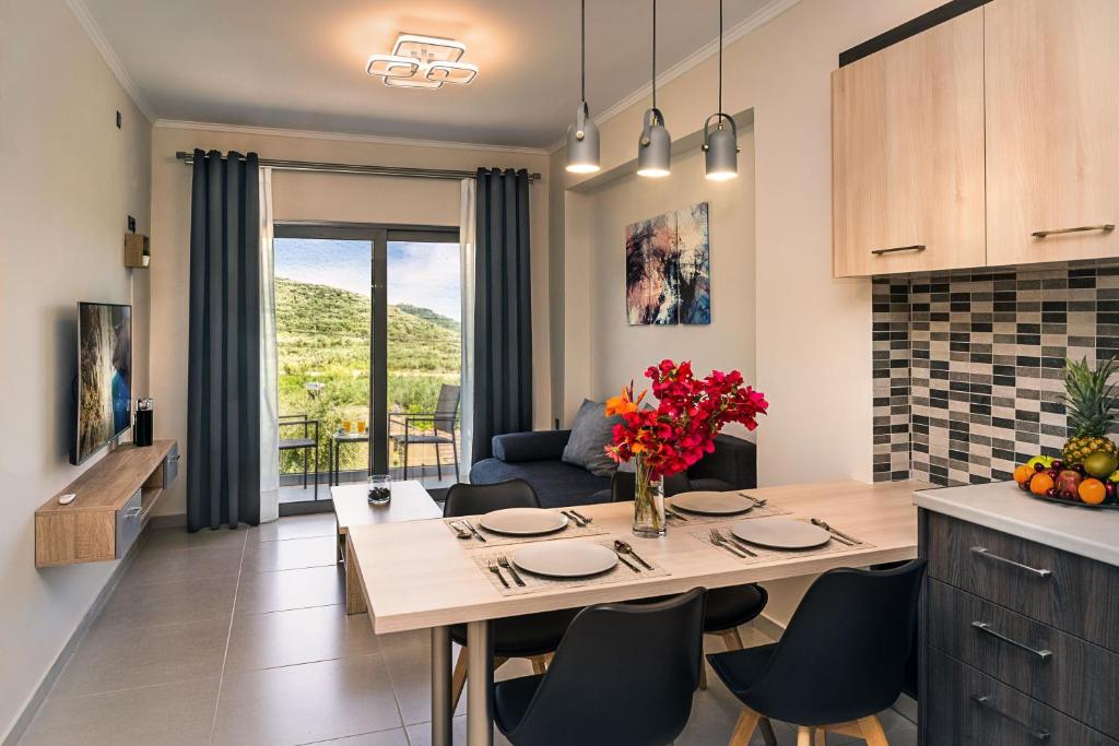 cocina y sala de estar con mesa y sillas en La Torre, brand New (2021) Modern Apt in Alikanas, en Alikanas