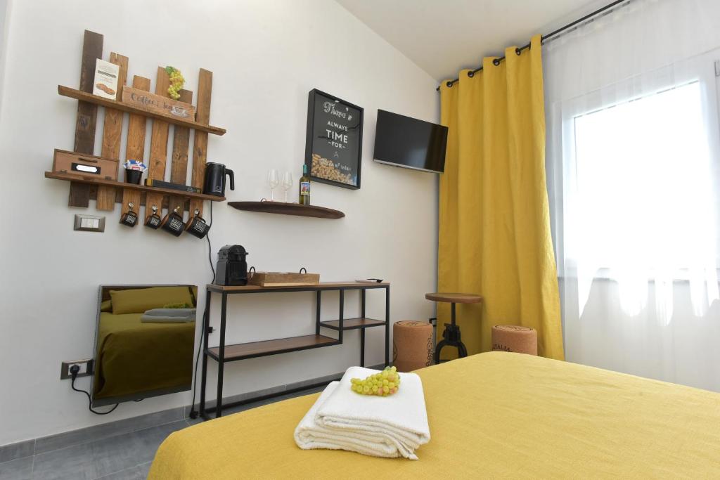 a bedroom with a yellow bed and a window at AMARE IL MARE Affittacamere in Corniglia