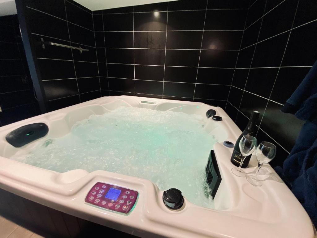 Escapade romantique - Jacuzzi et Parking privé - 002 - Квартира с одной спальней