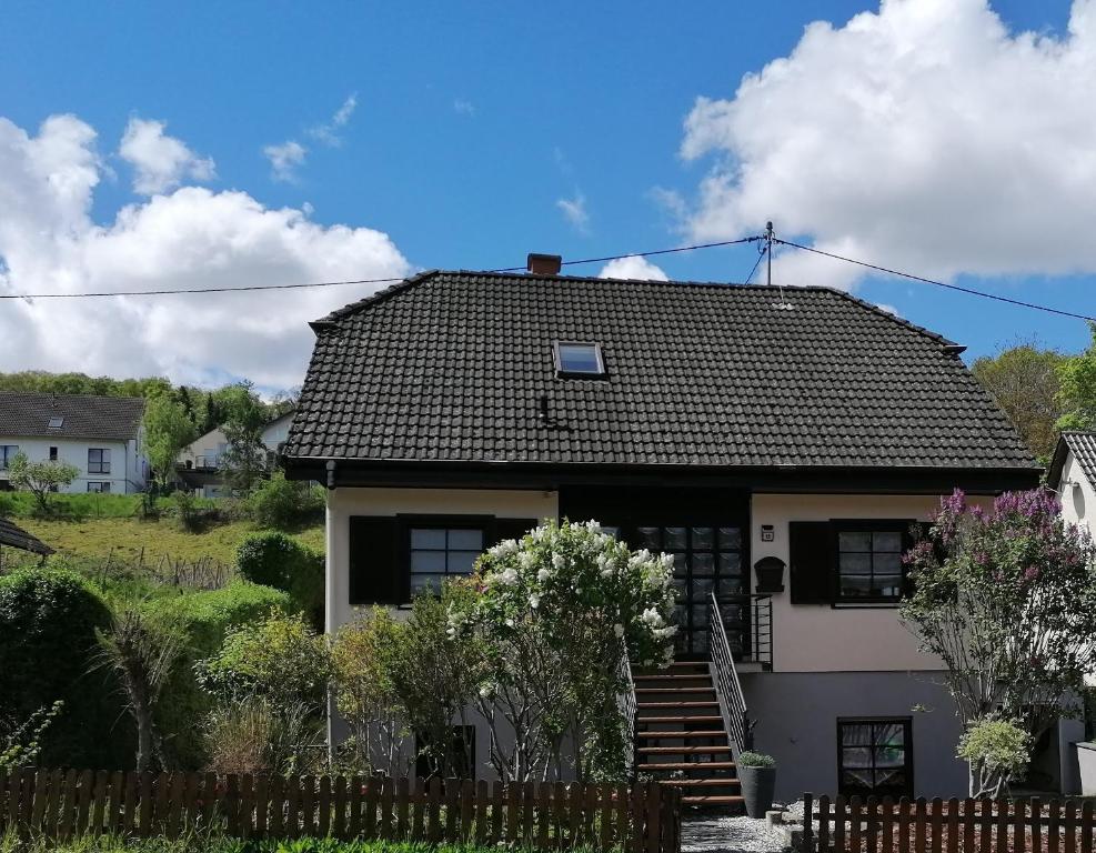 ein weißes Haus mit schwarzem Dach in der Unterkunft Ferienwohnung Nink in Boppard