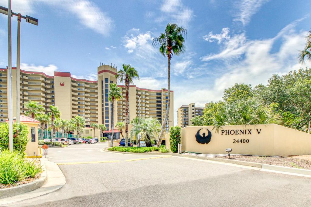 uma vista para o hotel a partir da rua em The Phoenix V Resort em Orange Beach
