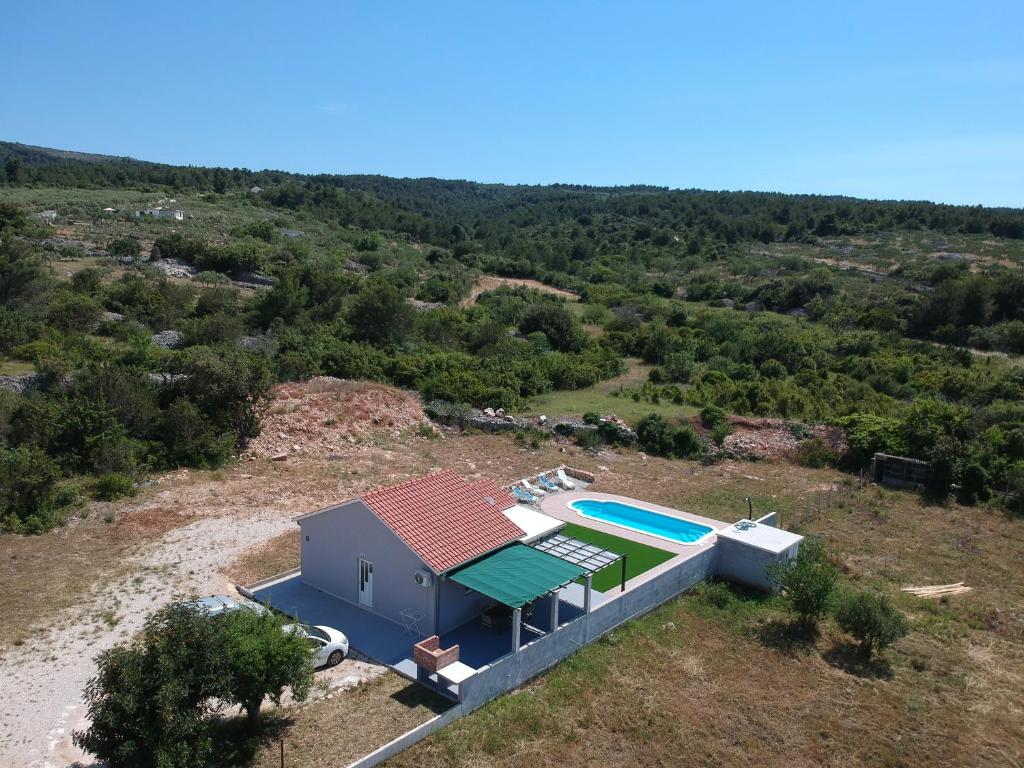 Bazén v ubytovaní Nane Garden house with heated pool alebo v jeho blízkosti