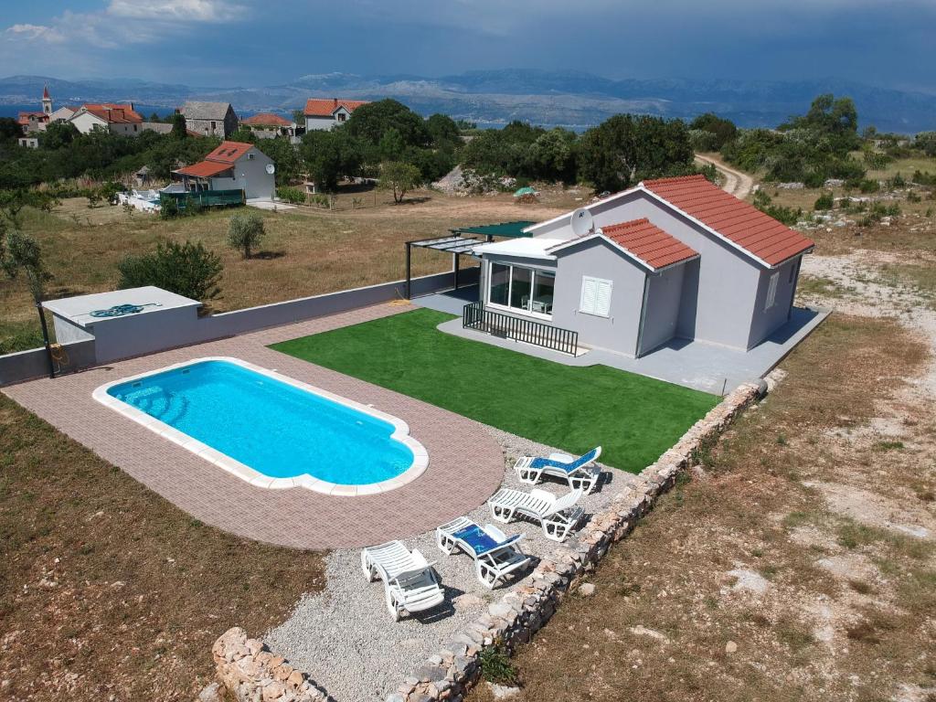 Bazén v ubytovaní Nane Garden house with heated pool alebo v jeho blízkosti