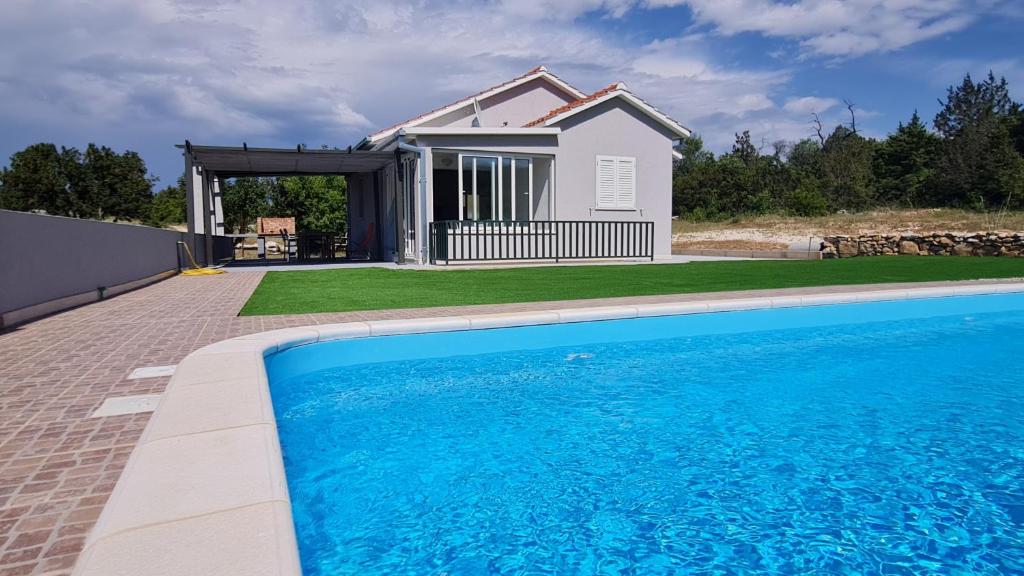 Bazén v ubytovaní Nane Garden house with heated pool alebo v jeho blízkosti
