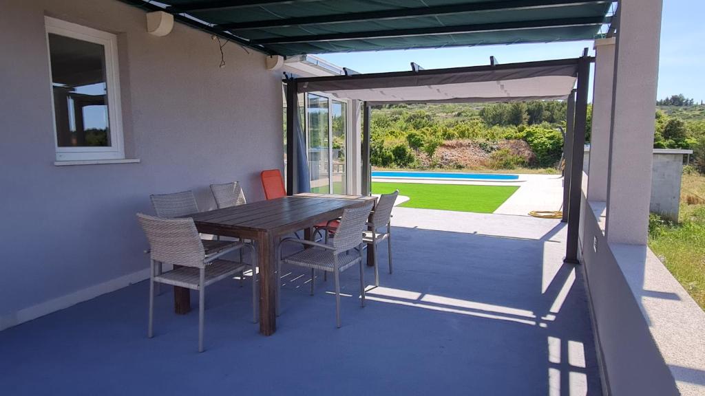 Bazén v ubytovaní Nane Garden house with heated pool alebo v jeho blízkosti
