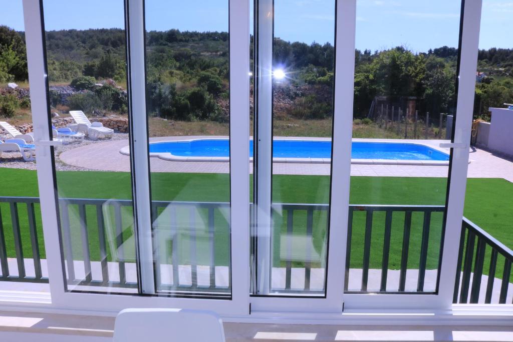 Bazén v ubytovaní Nane Garden house with heated pool alebo v jeho blízkosti