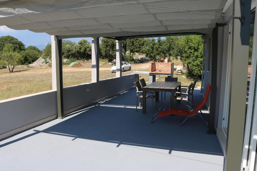Balkón alebo terasa v ubytovaní Nane Garden house with heated pool