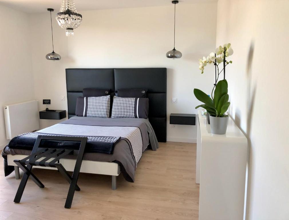 Postel nebo postele na pokoji v ubytování HÔTELYA - Lille Villeneuve d'Ascq
