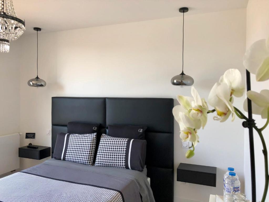 Postel nebo postele na pokoji v ubytování HÔTELYA - Lille Villeneuve d'Ascq