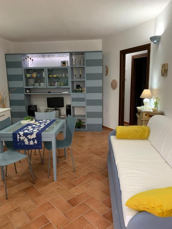 um quarto com uma cama e uma sala de jantar em Appartamento Martina em Codaruina