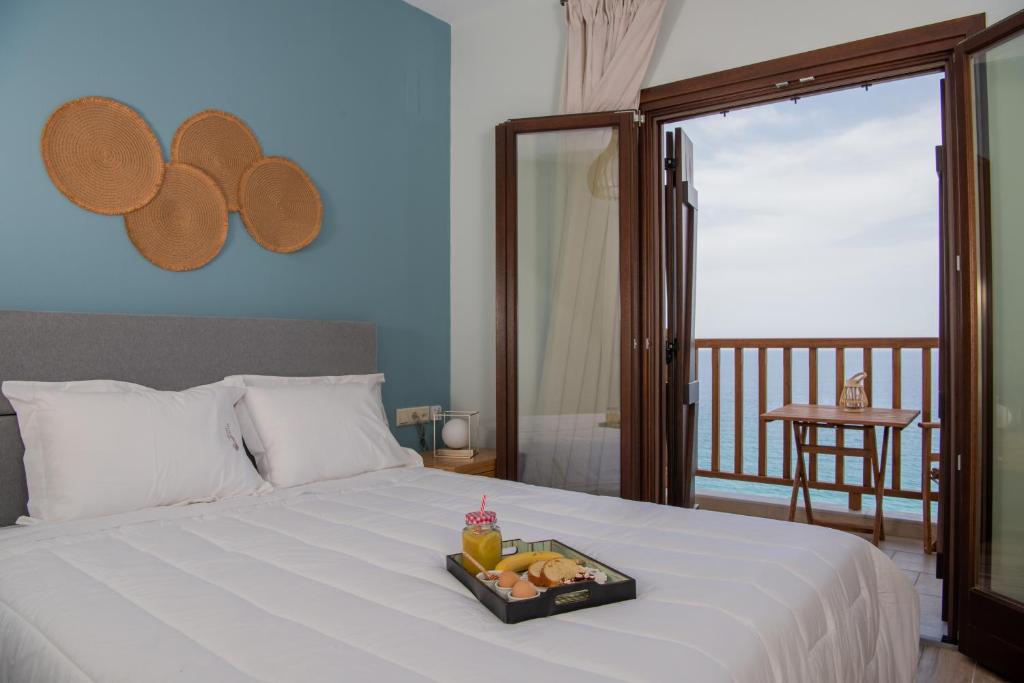 Ένα ή περισσότερα κρεβάτια σε δωμάτιο στο Aegean Blue - Villas Stivachtis