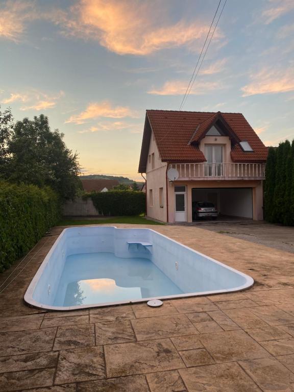 ein großes Schwimmbad vor einem Haus in der Unterkunft Casa Flavia in Sancraiu de Mures