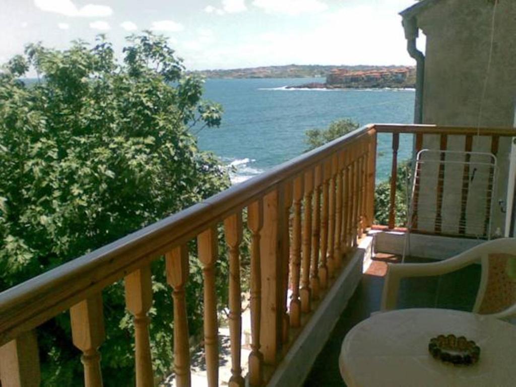 balcón con vistas al océano en Farlalievi Guest House en Sozopol