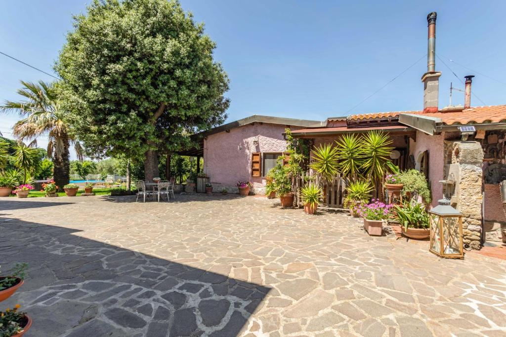 A garden outside Hostly - Country House Donoratico - ONLY FOR FAMILIES