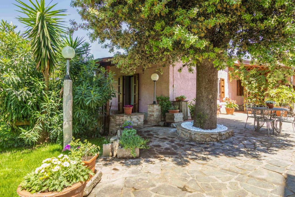 A garden outside Hostly - Country House Donoratico - ONLY FOR FAMILIES