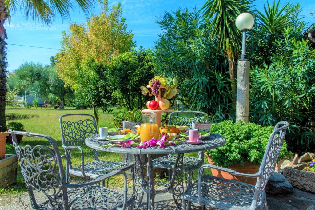 A garden outside Hostly - Country House Donoratico - ONLY FOR FAMILIES