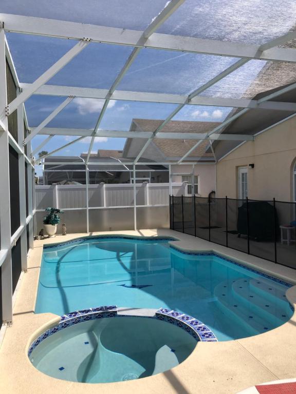 Pool Home 15 Minutes From Disney في دافِنبورت: مسبح على سطح مبنى