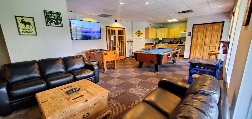 Posezení v ubytování Sunset Resorts Canmore and Spa