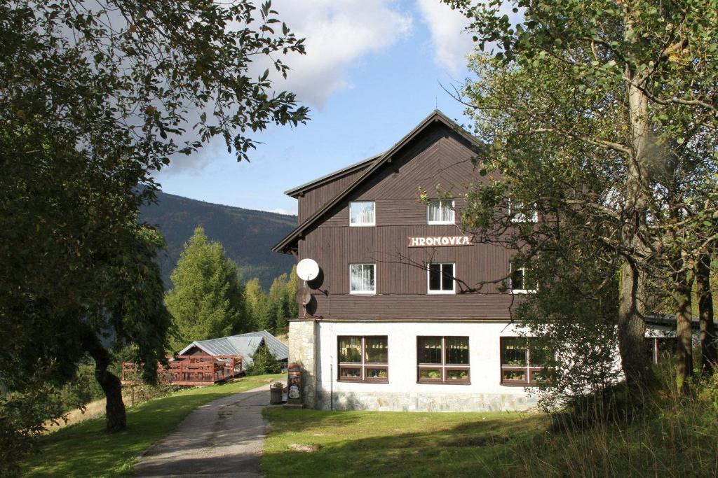 una grande casa sul lato di una strada di Hotel Hromovka a Špindlerův Mlýn