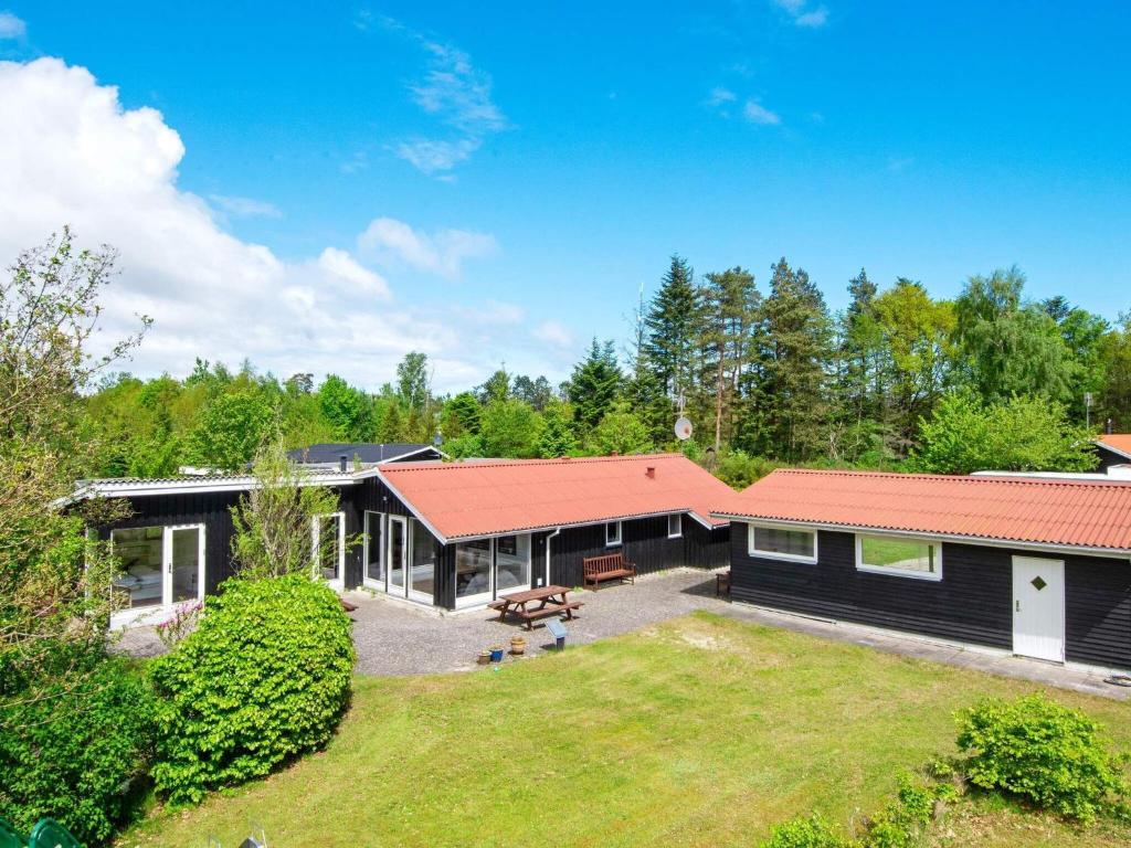 een luchtzicht op een huis met een tuin bij 8 person holiday home in rsted in Ørsted