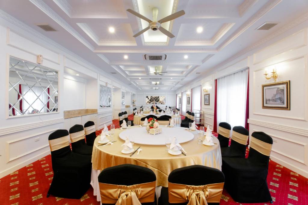 Restaurace v ubytování White Palace Thai Binh Hotel