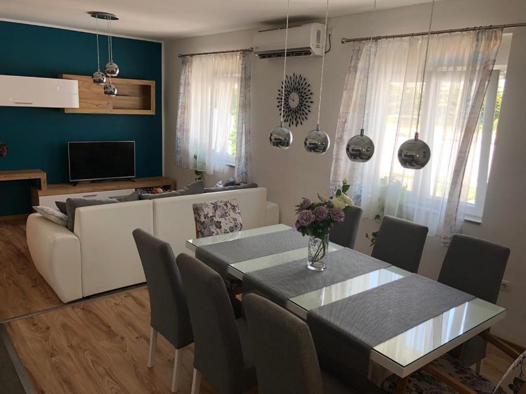 Kuchyňa alebo kuchynka v ubytovaní Holiday house in Zadar with balcony, air conditioning, W-LAN, washing machine (4576-1)