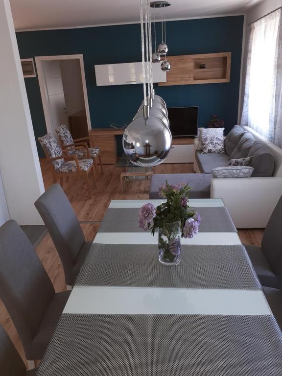 Posedenie v ubytovaní Holiday house in Zadar with balcony, air conditioning, W-LAN, washing machine (4576-1)