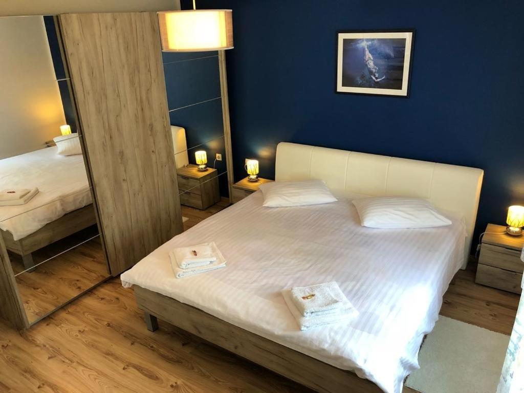 Posteľ alebo postele v izbe v ubytovaní Holiday house in Zadar with balcony, air conditioning, W-LAN, washing machine (4576-1)