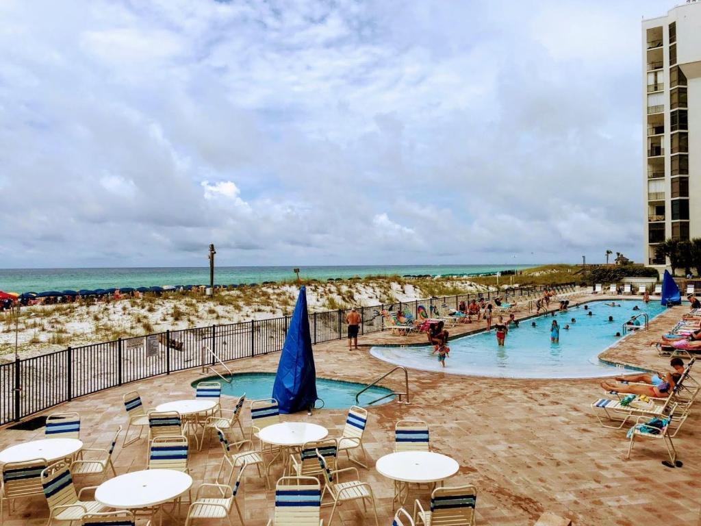 Bazén v ubytování Best beach front vacation, Ocean View, 8th Flr nebo v jeho okolí
