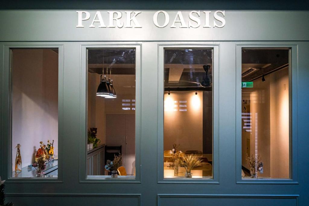 Park Oasis Tainan Villaに飾ってある許可証、賞状、看板またはその他の書類