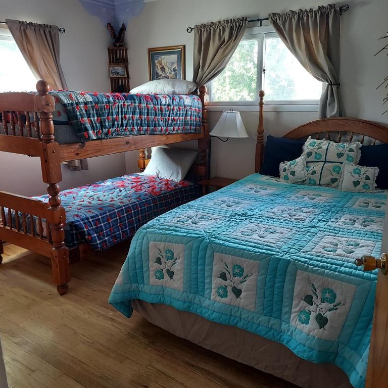 a bedroom with two beds and a bunk bed at Three Bears Inn in Saint Anthony
