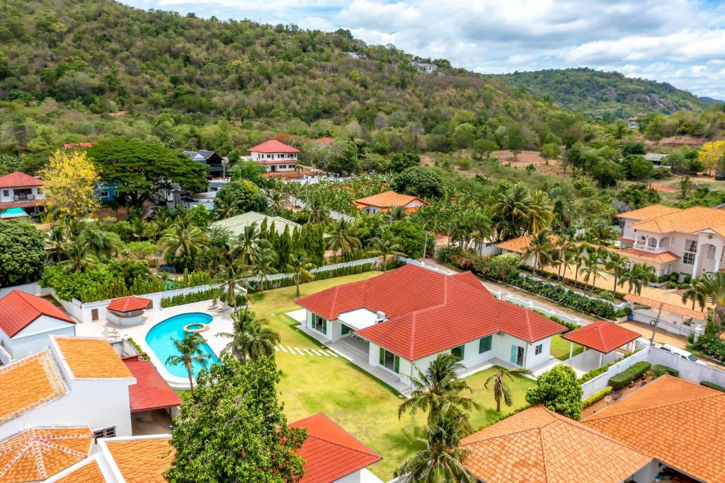 eine Luftansicht einer Villa mit einem Resort in der Unterkunft Amazing Private 6 Bedroom Pool Villa ED60 in Khao Tao