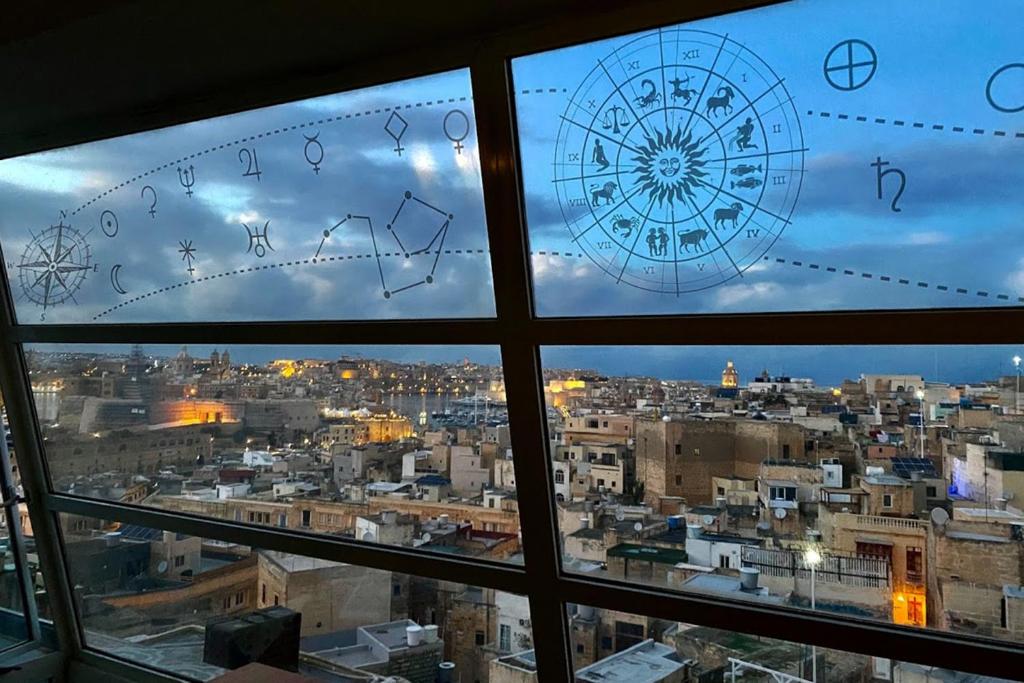 Nespecifikovaný výhled na destinaci Cospicua nebo výhled na město při pohledu z penzionu