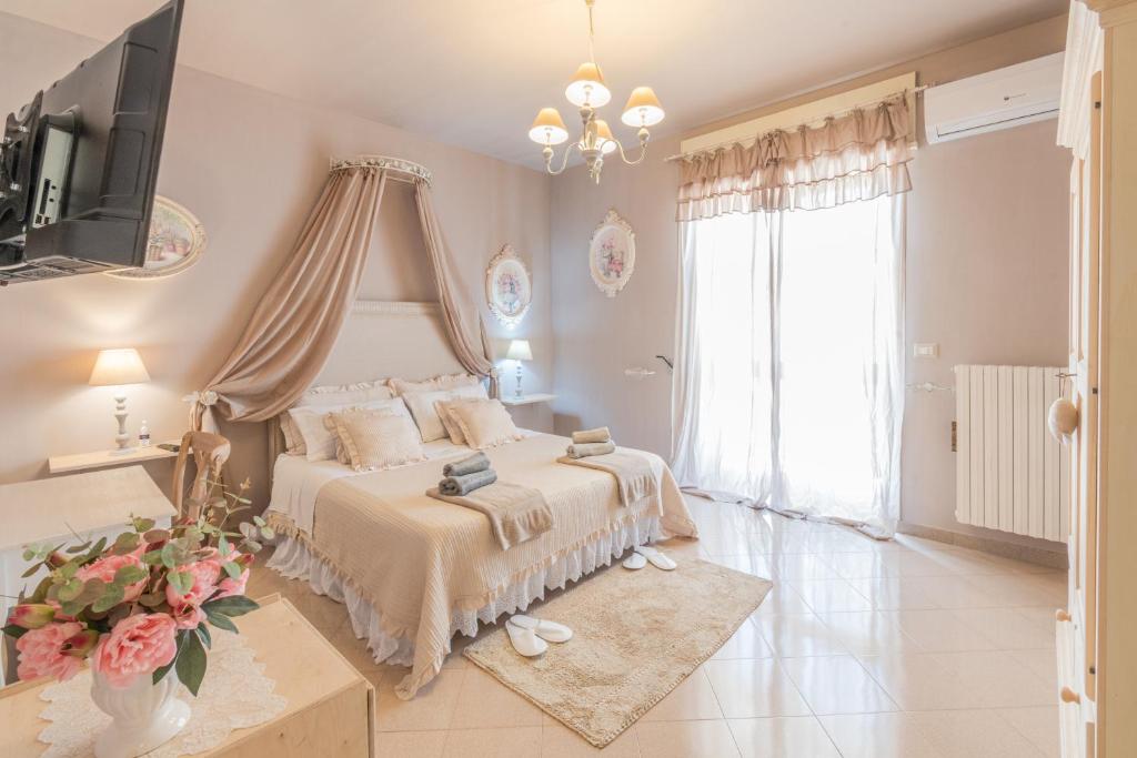 una camera con un grande letto e una televisione di Bed and Breakfast Melina a Casarano