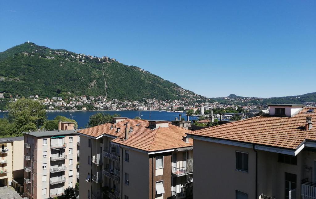 vista su una città con edifici e una montagna di Vistalago 55 B a Como