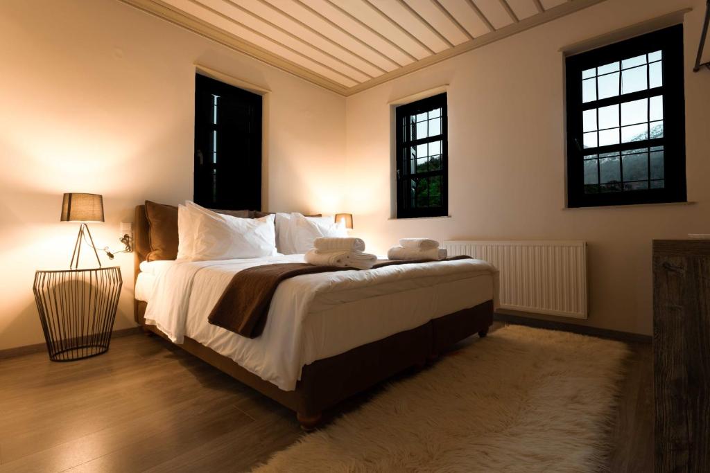 Un pat sau paturi într-o cameră la Konaki Hotel