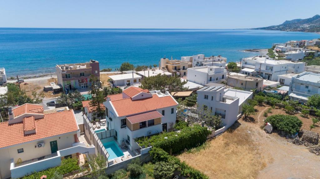 una vista aérea de una villa en la playa en Paradisos luxury villas next to beach, en Koutsourás