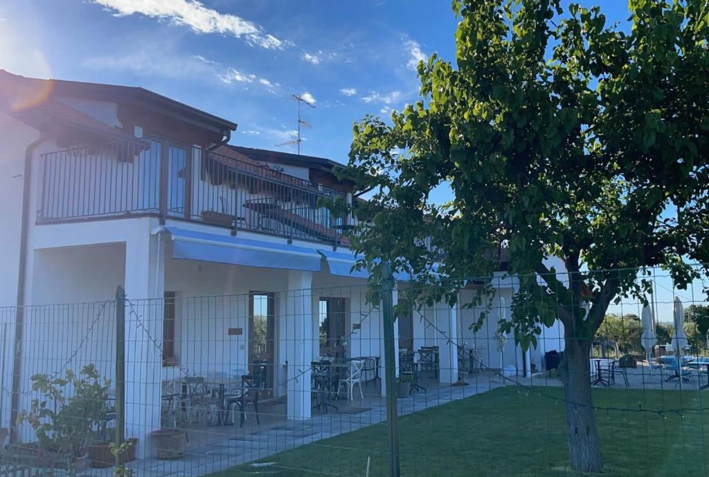 um edifício branco com uma árvore em frente em Controvento em Casalbordino