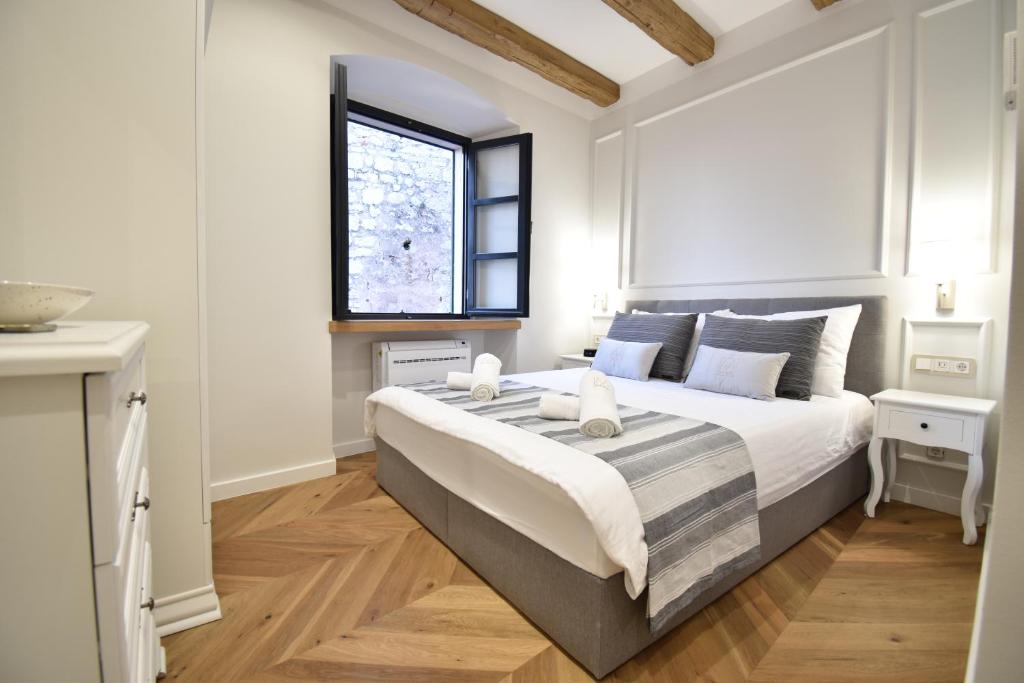 um quarto com uma cama grande num quarto em Palace M em Sibenik