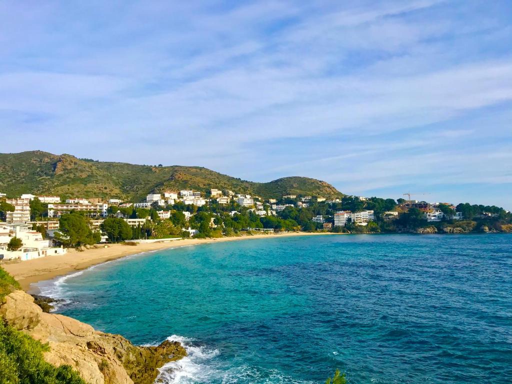 Apartamento con parking,piscina y vistas al mar, Roses ...