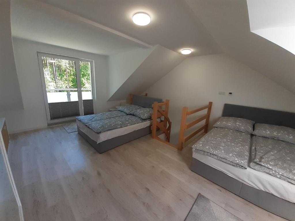 Łóżko lub łóżka w pokoju w obiekcie Komfortowy apartament dwupoziomowy w cichej okolicy