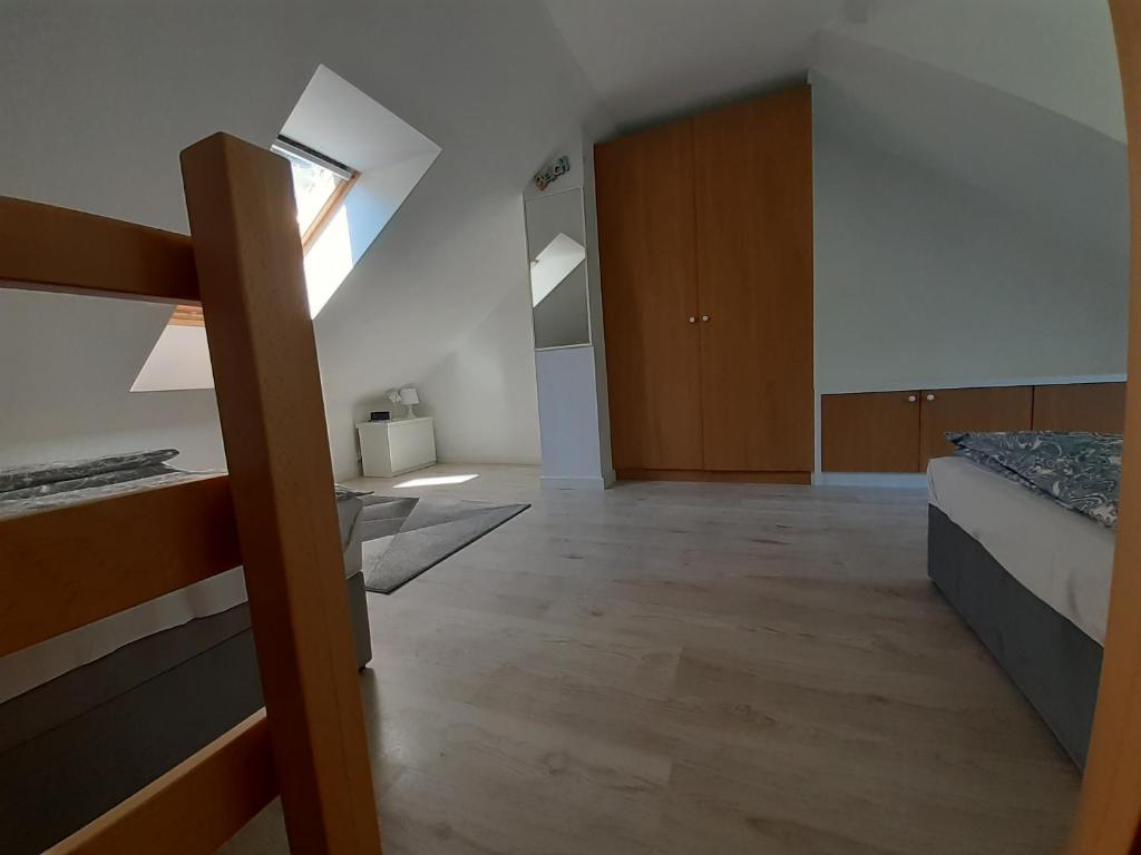 Łóżko lub łóżka w pokoju w obiekcie Komfortowy apartament dwupoziomowy w cichej okolicy