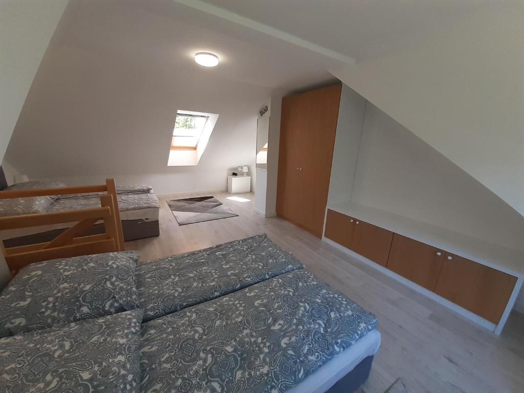 Łóżko lub łóżka w pokoju w obiekcie Komfortowy apartament dwupoziomowy w cichej okolicy