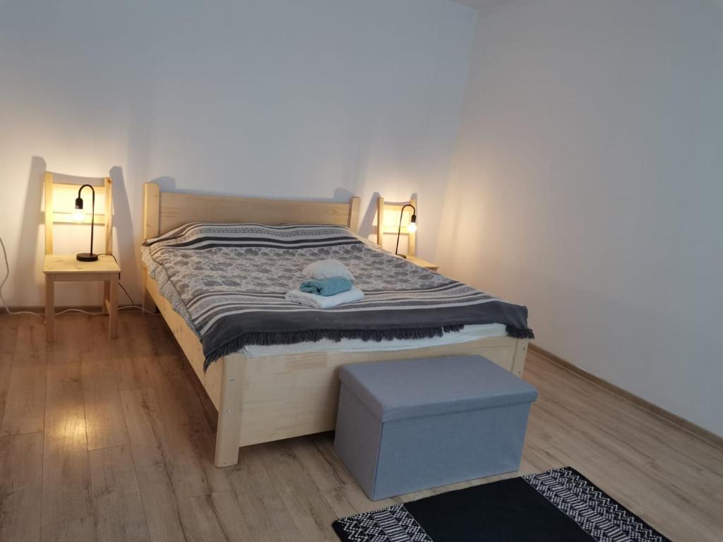 Ce lit se trouve dans un dortoir doté de 2 lampes et d'un tabouret. dans l'établissement Rebreanu Family, à Sibiu