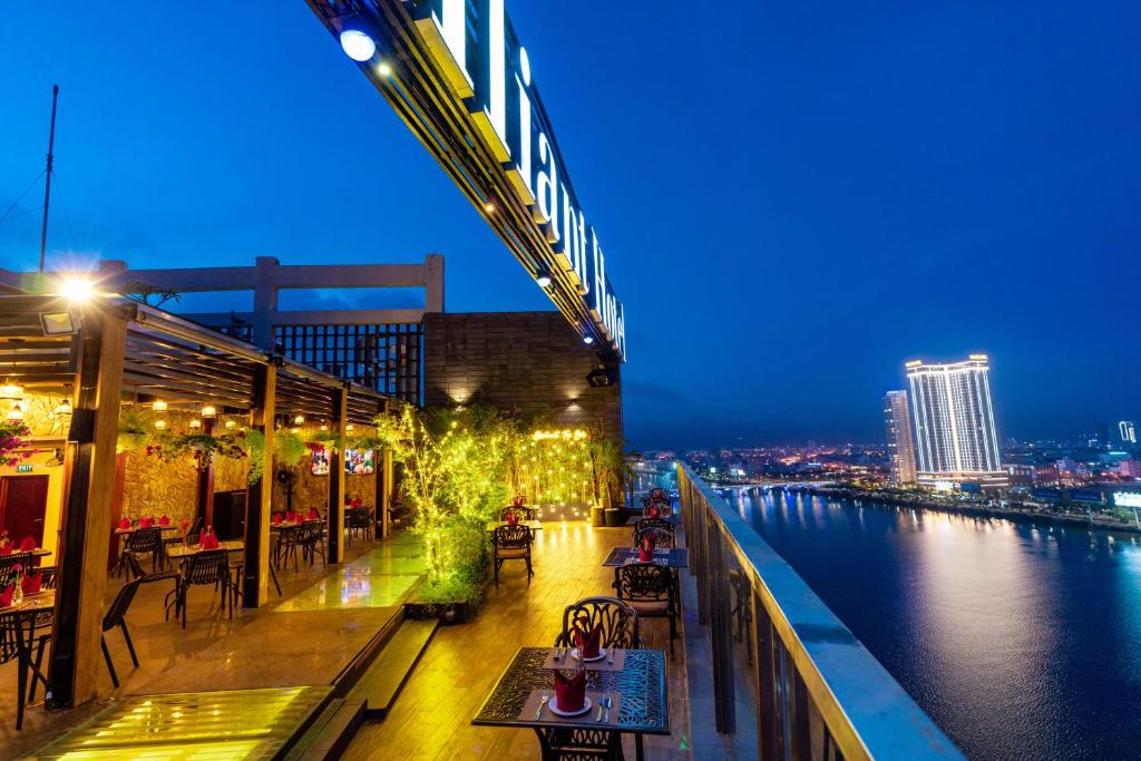 vistas a un puente sobre un río por la noche en Brilliant Hotel, en Da Nang