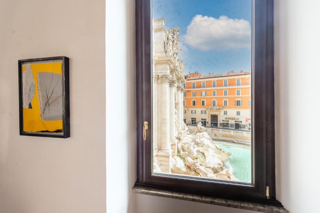 Trevi Fountain Square View Luxury Apartment, Rome, Italy